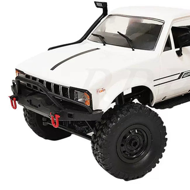 White pickup hood,front bumper andwheel detail